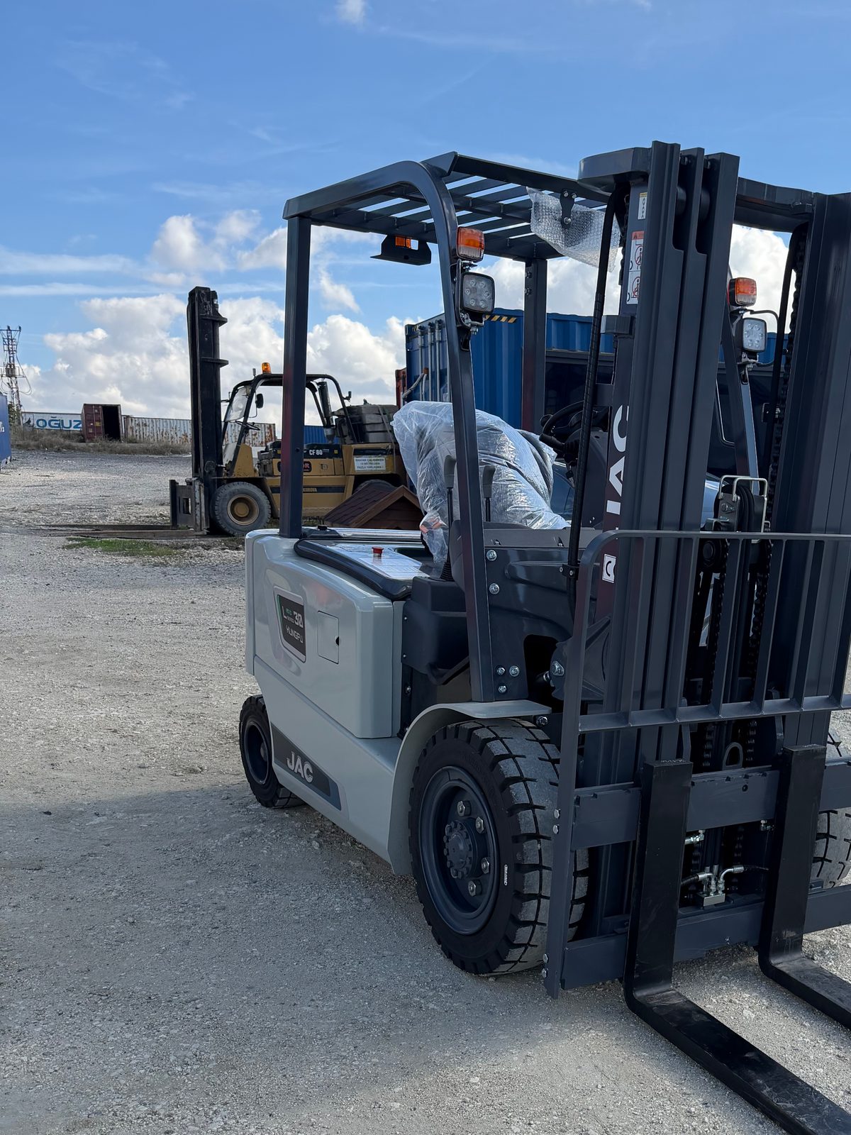 3 ton akülü forkliftin arka çapraz görünümü, karşı ağırlık ve akü bölmesi