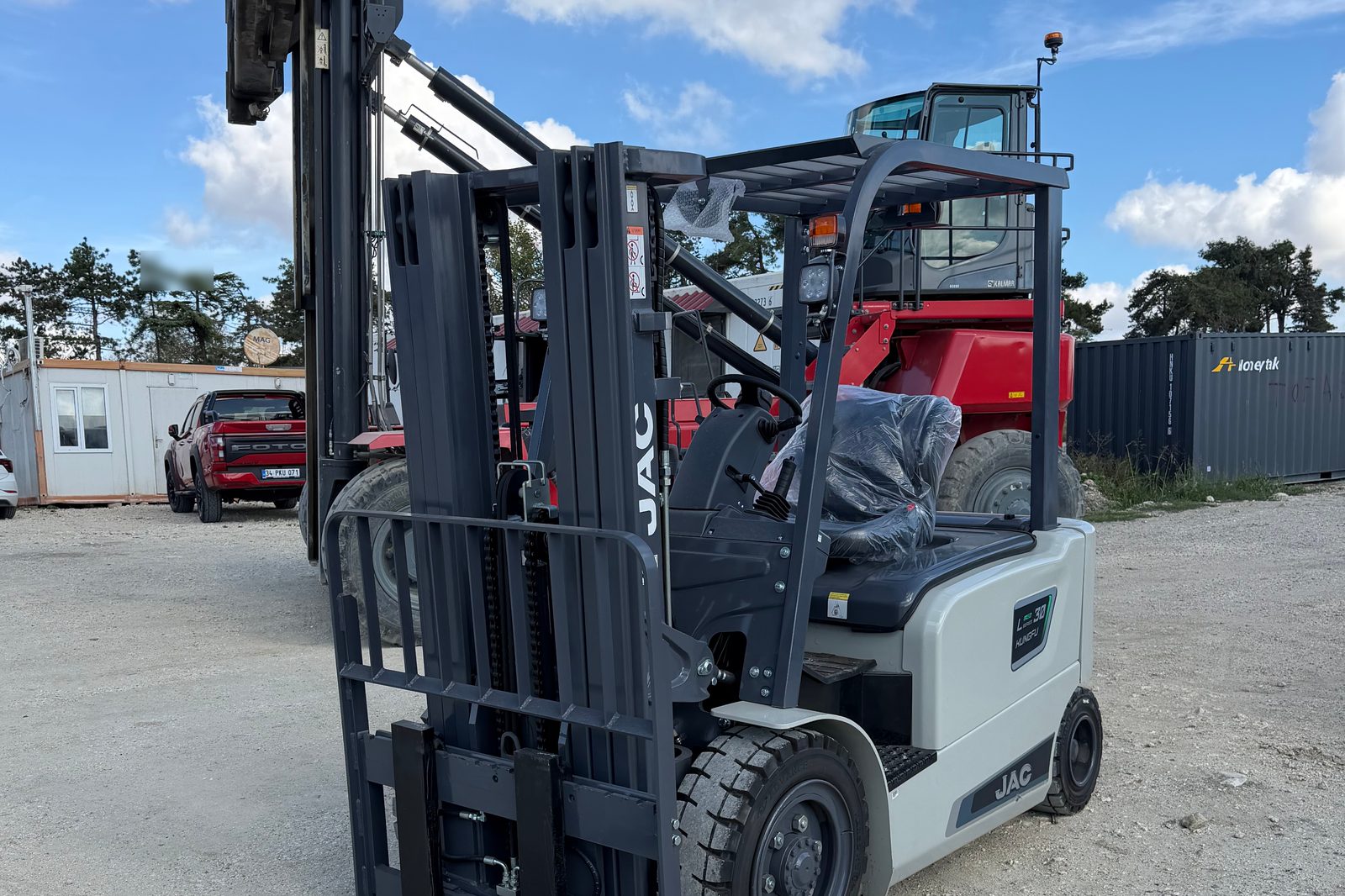 3 ton sıfır akülü forklift, Çelikor Çatalca sahasında, önden çapraz görünüm