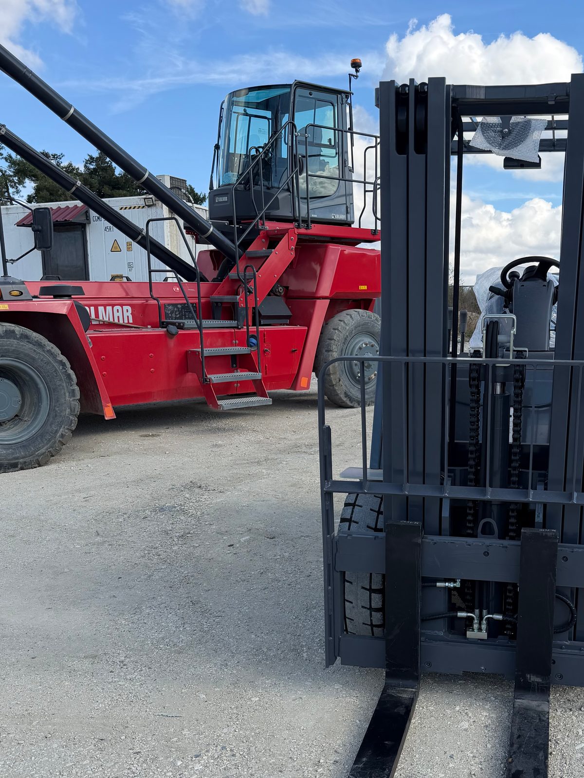 3 ton akülü forkliftin direği, çatal taşıyıcısı ve dolgu lastikleri önden